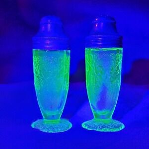 Vintage Uranium Hazel Atlas Florentine No. 1 Poppy No. 1 Salt and Pepper Shakers